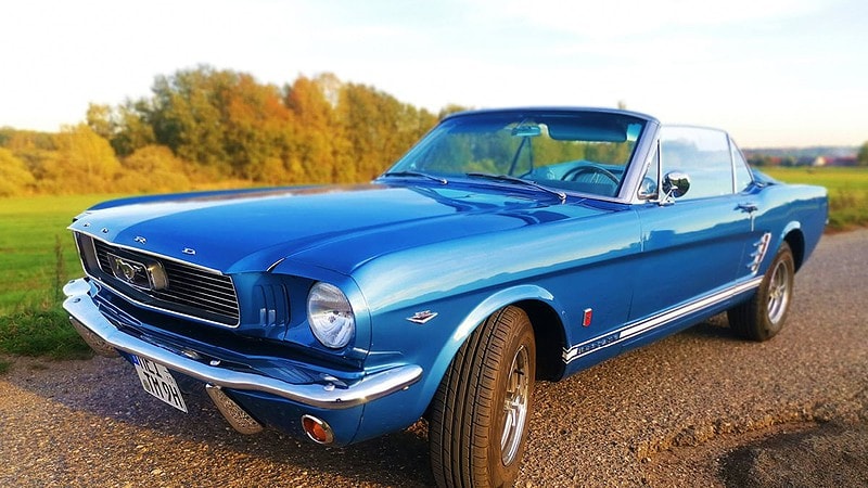 Ford Mustang Cabrio in blau bei Dresden