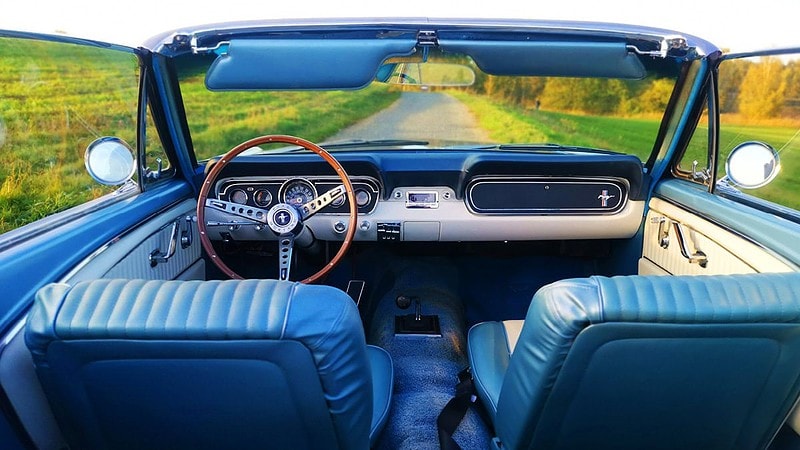 Ford Mustang Cabrio in blau bei Dresden Innenansicht