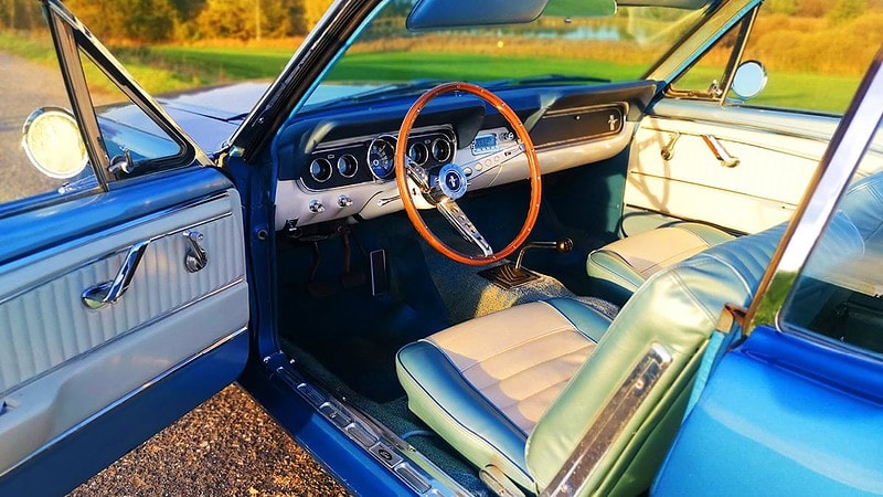 Ford Mustang Cabrio in blau bei Dresden Tür offen und Ansicht von der Seite des Cockpits