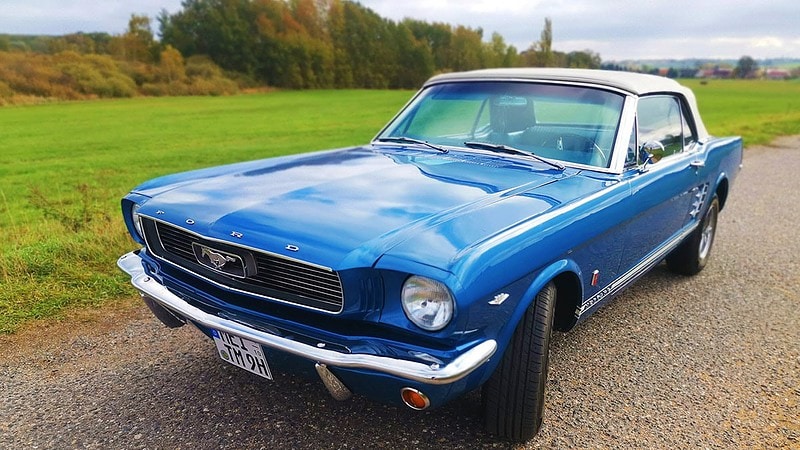 Ford Mustang Cabrio in blau bei Dresden Ansicht von seitlich vorn