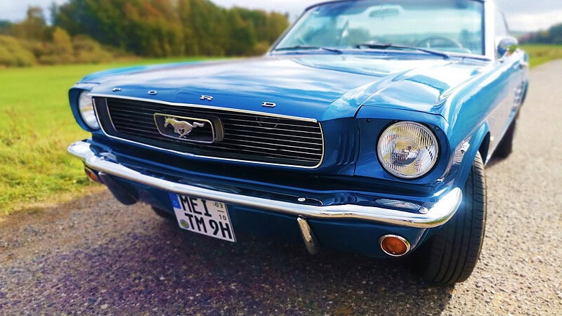 Ford Mustang Cabrio in blau bei Dresden - Front als Ansicht