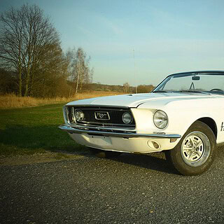 Ford Mustang Cabrio in weiß auf der Straße