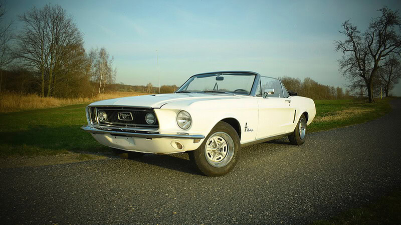 Ford Mustang Cabrio in weiß auf der Straße