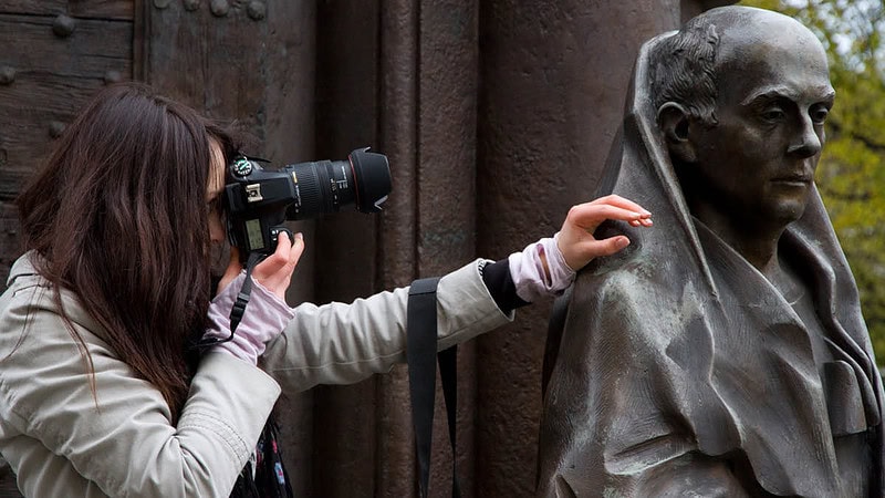 Eine Frau fotografiert ein Denkmal. - Fotokurs Tagesworkshop