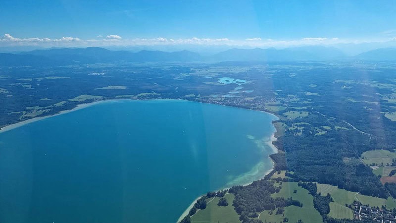 Rundflug über einen See bei dem Fünfseeland Rundflug