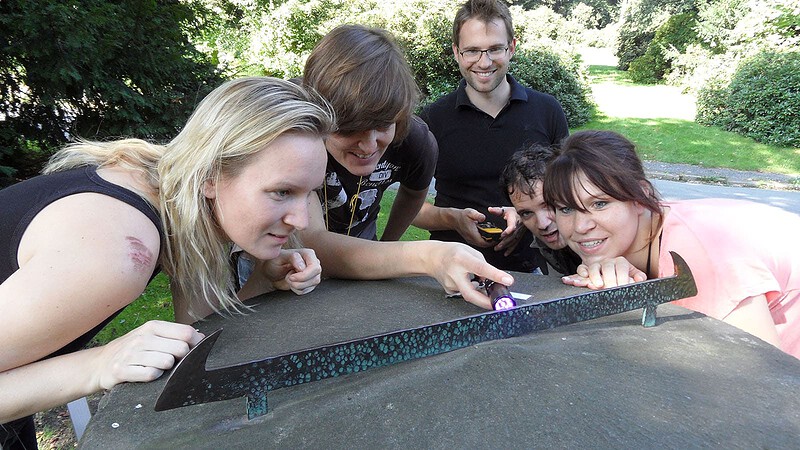 Gruppe sucht nach Hinweis zu der Team Challenge Schnitzeljagd