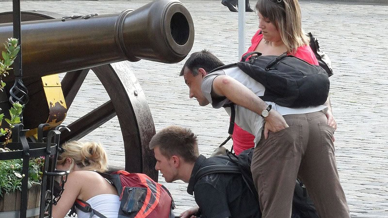 4 Personen stehen bei einer alten Kanone beim Dresdner Schatzrundgang - Geocaching in historischem Ambiente