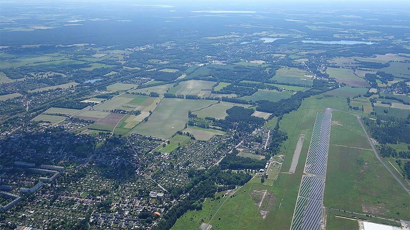 Vogelperspektive auf Großenhain aus der Luft, Gleitschirmflug in Großenhain.