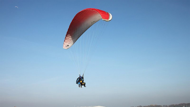 Gleitschirm schwebt durch die Luft, Gleitschirmflug in Großenhain.