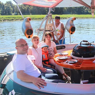 Menschen sitzen im Grillboot - Grillboot Tour mit Segway in Dresden