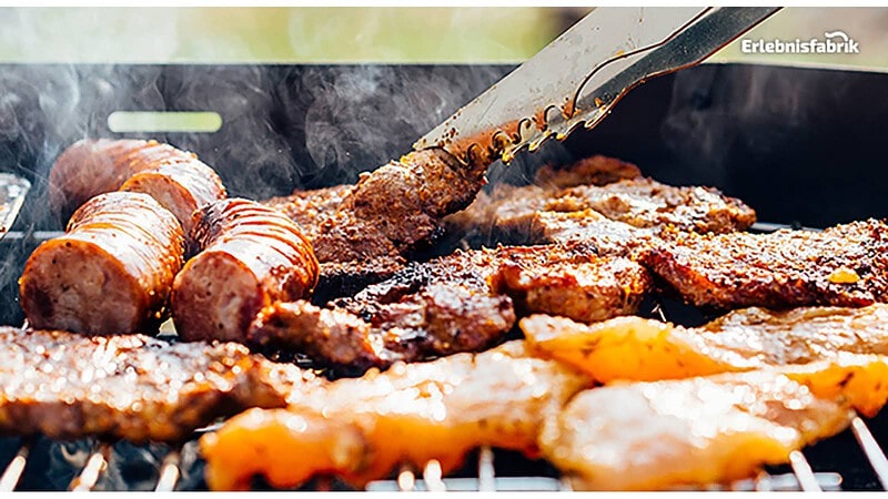 Grillzange wendet Fleisch beim Grill Service in Dresden