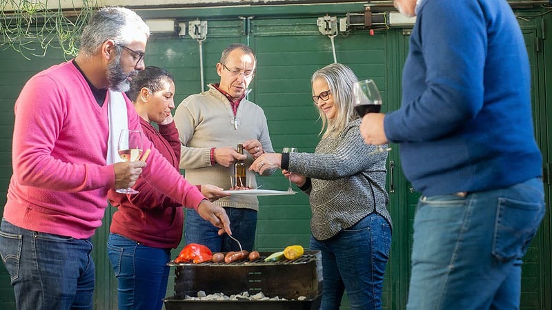 Die Freunde genießen gegrilltes Essen zusammen