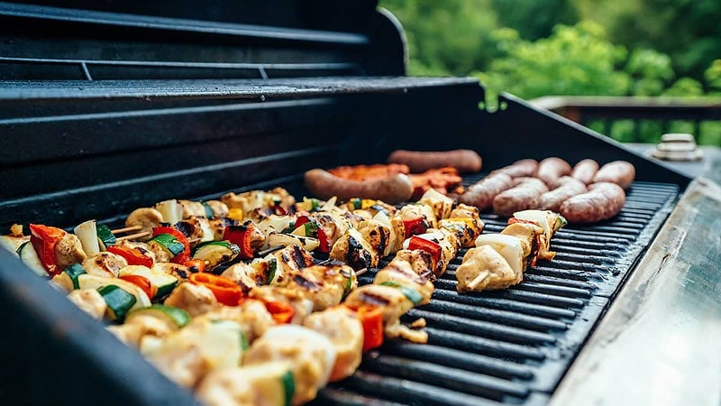 Gegrillte Gemüse und Fleisch auf einem Gasgrill