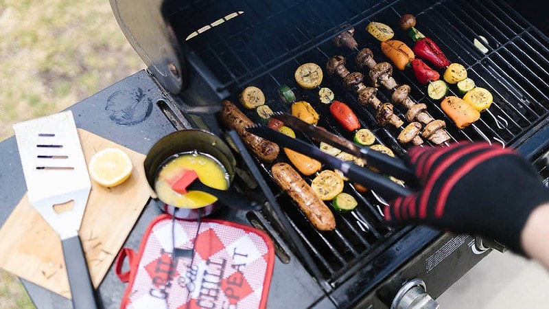 Fleisch und Gemüse auf einem Grill