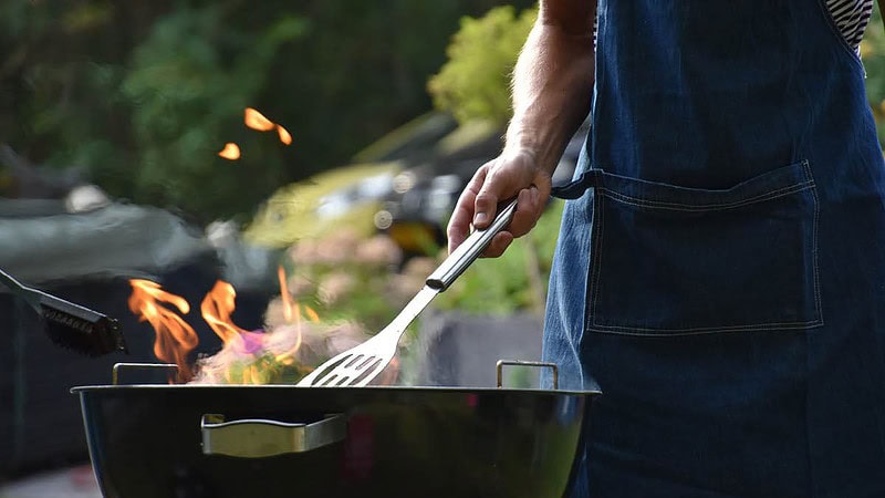 Eine Person grillt auf einem Grill im Garten