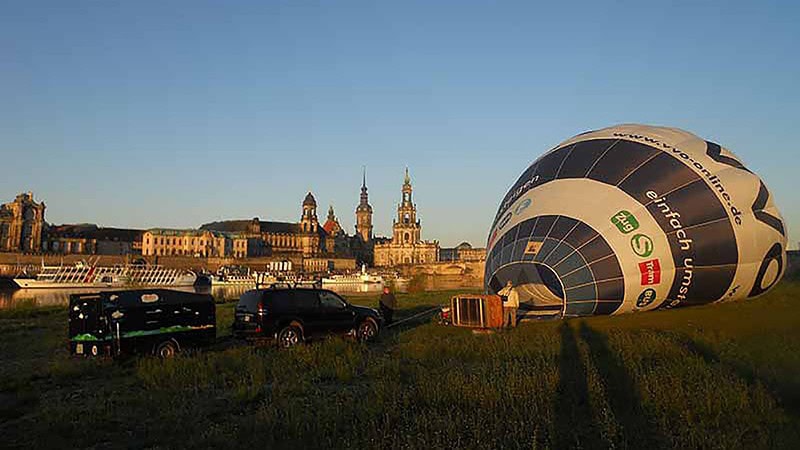 Heißluftballon wird aufgeblasen auf den Elbwiesen Dresden