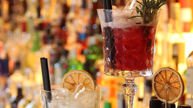 roter Cocktail im Glas vom Cocktail Aufbaukurs in Dresden