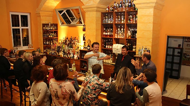 Viele Leute sitzen an der Bar beim großen Cocktailkurs in Flöha