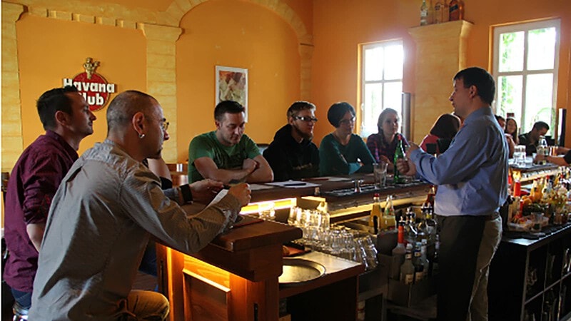 Viele Leute sitzen an der Bar beim großen Cocktailkurs in Flöha