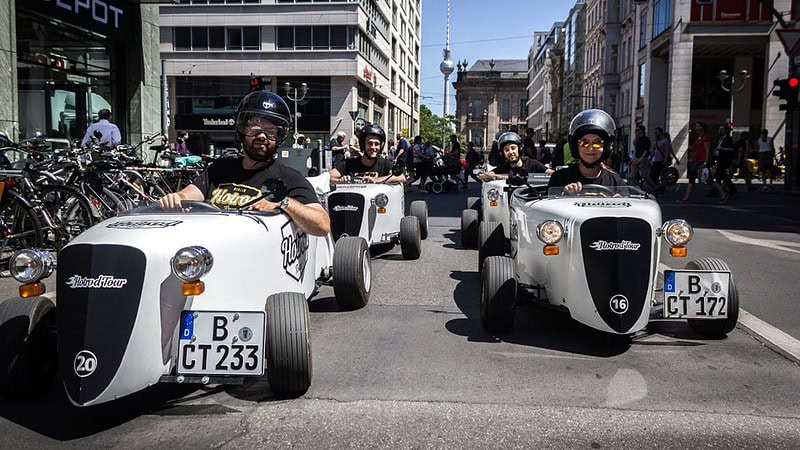 HotRods auf den Straßen Berlins nebeneinandere- HotRod Tour in Berlin