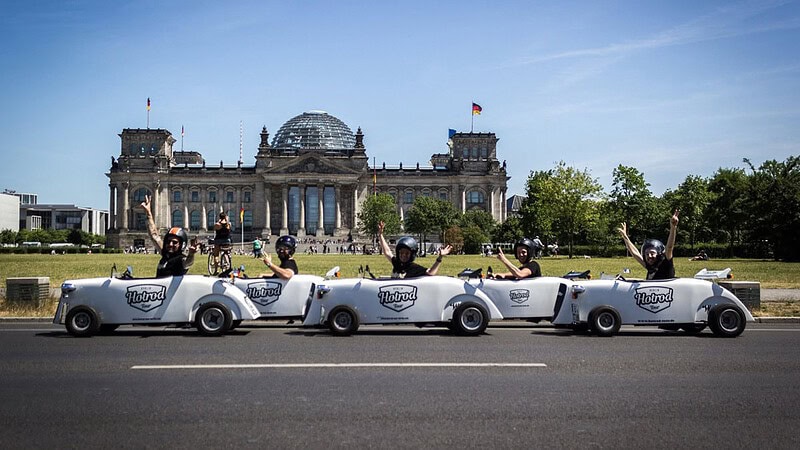 HotRds vor dem Reichstagesebäude in Berlin - HotRod Tour in Berlin