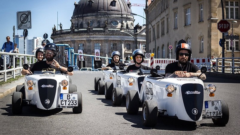 HotRods mit Fahrern auf der Straße in Berlin - HotRod Tour in Berlin