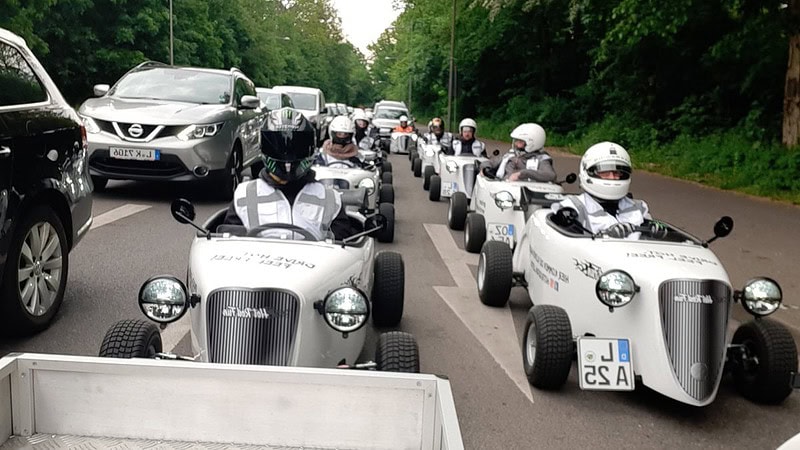 Hotrods stehen an der Ampel in Leipzig