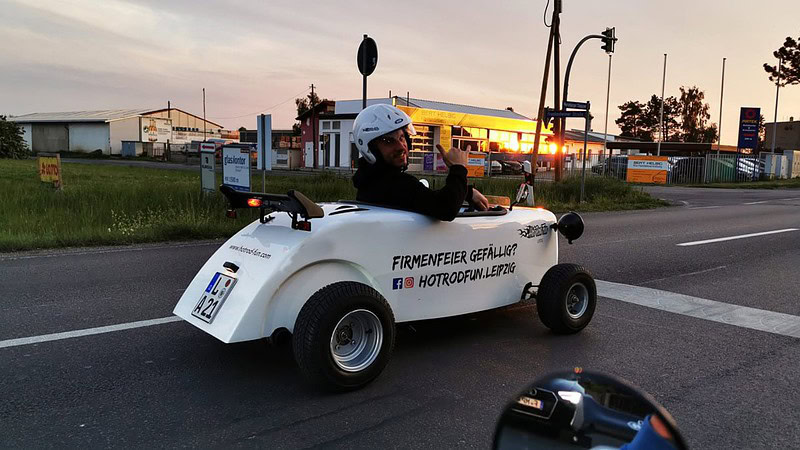 Hot Rod Tour Leipzig - Ansicht von der Seite mit dem Daumen nach oeben