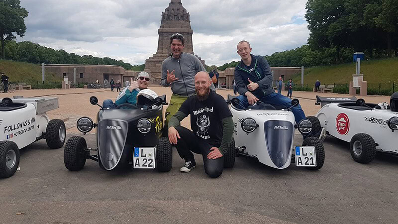 Hot Rod Tour Leipzig - Personen lächekn in die Kamera