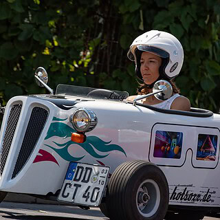 Person fährt in HotRod, HotRod Stadtrundfahrt in Dresden