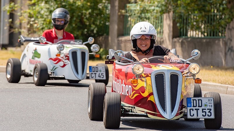 Zwei HotRods fahern auf der Straße, HotRod Stadtrundfahrt in Dresden