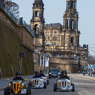 HotRods fahren am Terrasenufer entlang, HotRod Stadtrundfahrt in Dresden