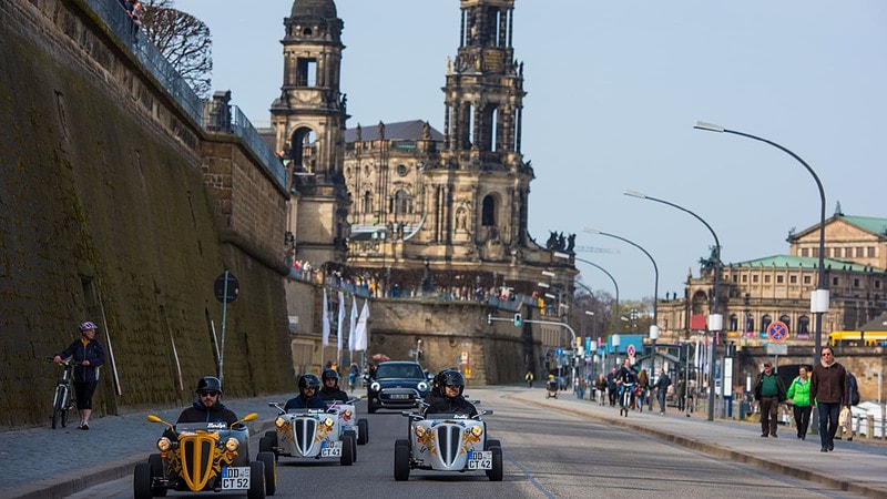 HotRods fahren am Terrasenufer entlang, HotRod Stadtrundfahrt in Dresden