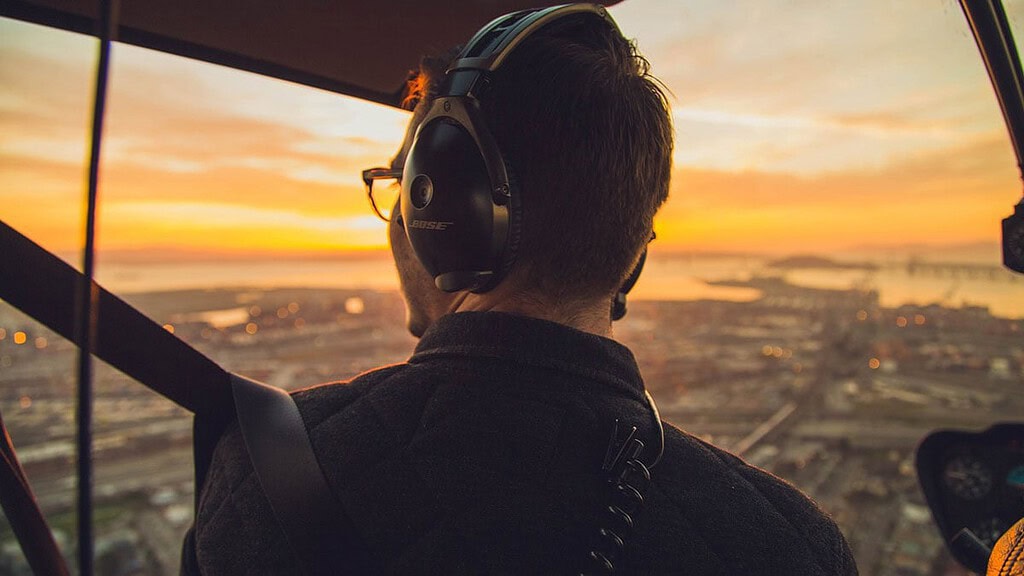 Ansicht von einem Hubschrauber Piloten mit Blick über die Stadt bei Sonnenuntergangn