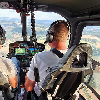 Personen im Cockpit des Helikopters