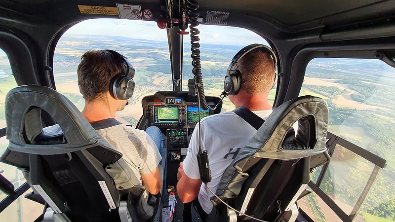 Personen im Cockpit des Helikopters