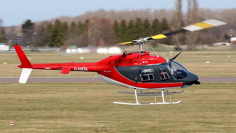 roter Hubschrauber beim Landen nach Rundflug im Hubschrauber