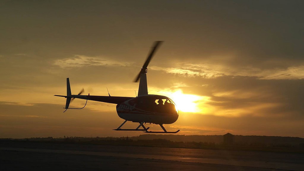 Hubschrauber silouette im sonnenuntergang