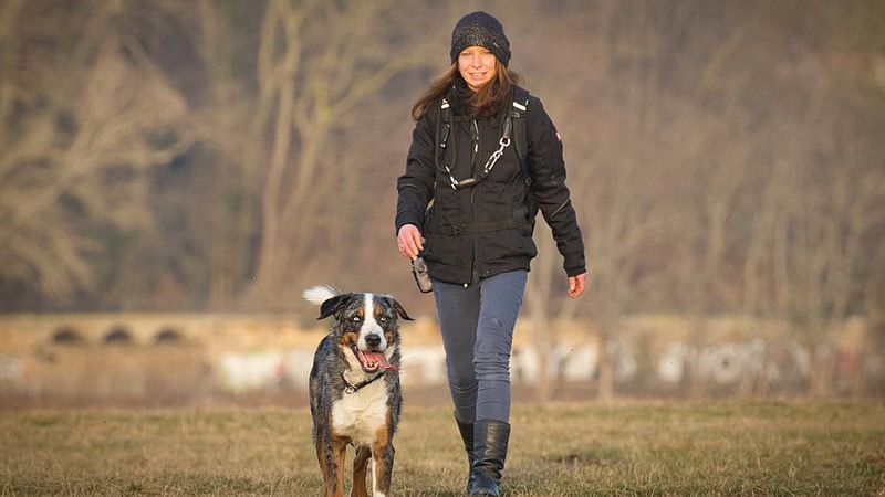 Frau mit Hund an der Elbe in Dresden - Hundefotografie Dresden