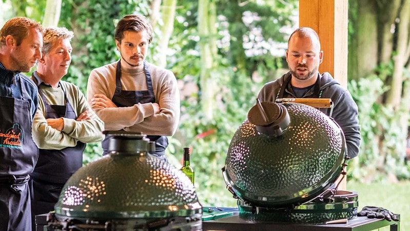 Vier Männer grillen auf den Kamado-Grills