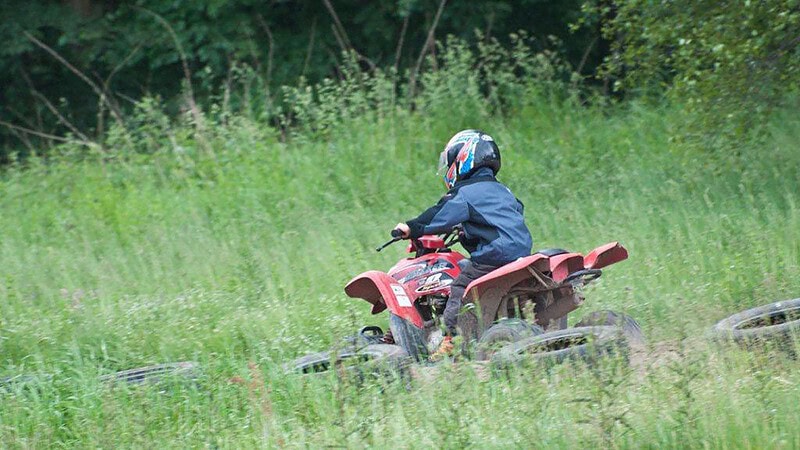 Kind fährt mit Kinderquad