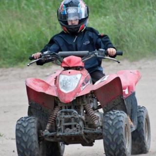 Kind fährt Kinderquad bei der Quad Schnuppertour