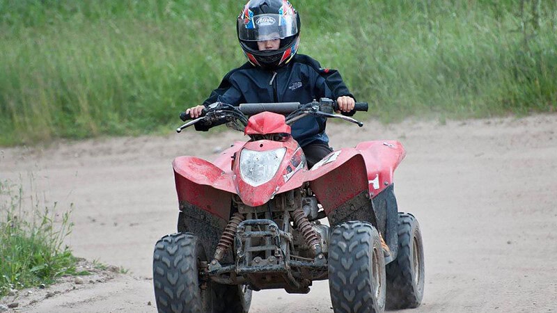 Kind fährt Kinderquad bei der Quad Schnuppertour