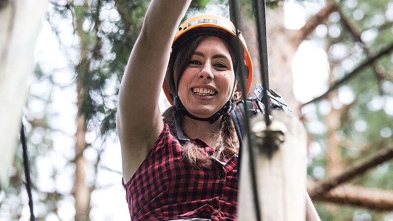 Frau am Seil im Abenteuer Kletterwald bei Potsdam