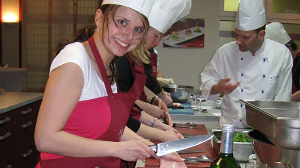 Personen bereiten Essen vor beim Kochkurs in Dresden