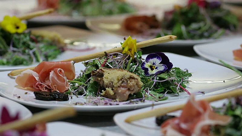 Teller mit Salatvorspeise beim Kochkurs in Dresden