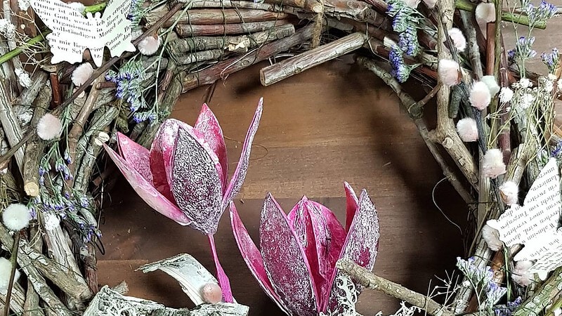 selbst hergestellter Herbstkranz mit roten Blüten