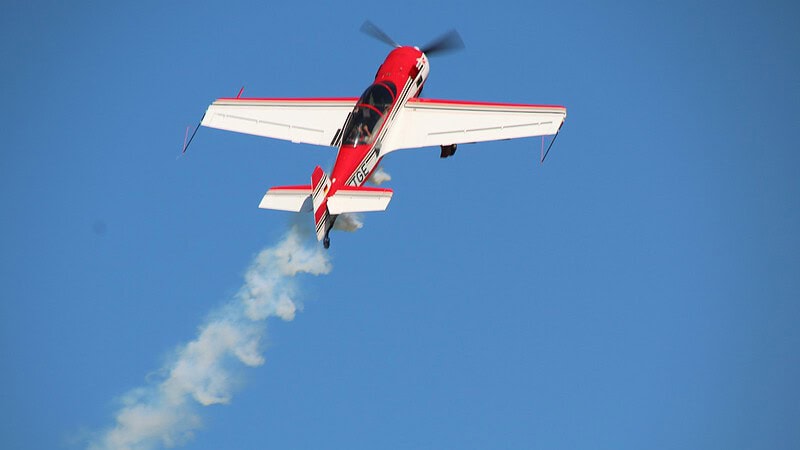 Flugzeug fliegt in die Höhe, Kunstflug in Altenburg