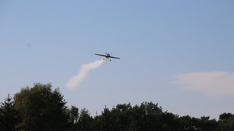 Flugzeug zieht Dampfspur, Kunstflug in Altenburg