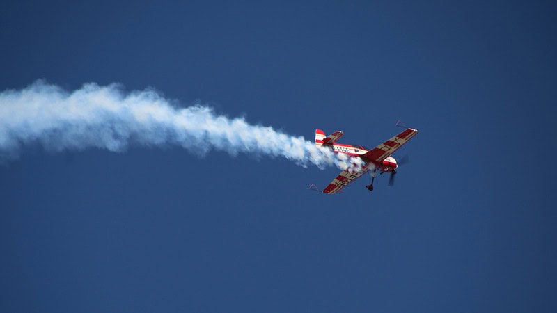 Flugzeug zieht Dampfspur, Kunstflug in Altenburg